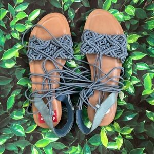 Super cute Gianni bini sandals denim blue